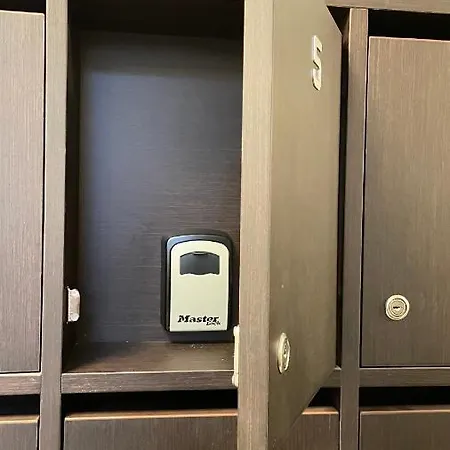 Hugo & Parking Apartment