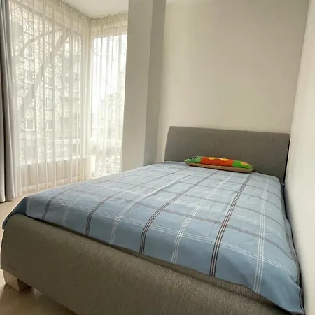 Hugo & Parking Apartment