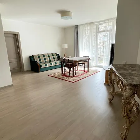 Hugo & Parking Apartment *