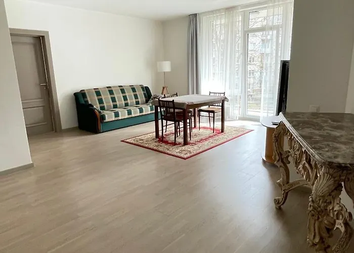 Hugo & Parking Apartment *